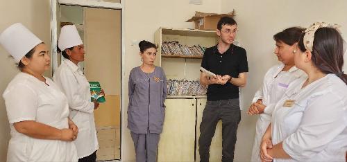 23.05.2025 года куратором Арнасойского района Джизакского филиала РСНПМЦЭ им. Е.Х.Туракулова Садыков Р.М. была оказана практическая помощь и проведено обучение младших медицинских сестер