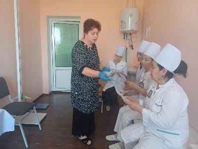 29.04.2025 г. куратор РСНПМЦЭ района Зарбдор и сотрудники оказали практическую помощь и провели обучение патронажных медсестер