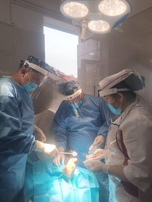 Endocrinologists from the Tashkent Regional Endocrinology Dispensary, together with surgeons from district and city medical associations, perform surgical operations on patients with diabetic complications of the diabetic foot.