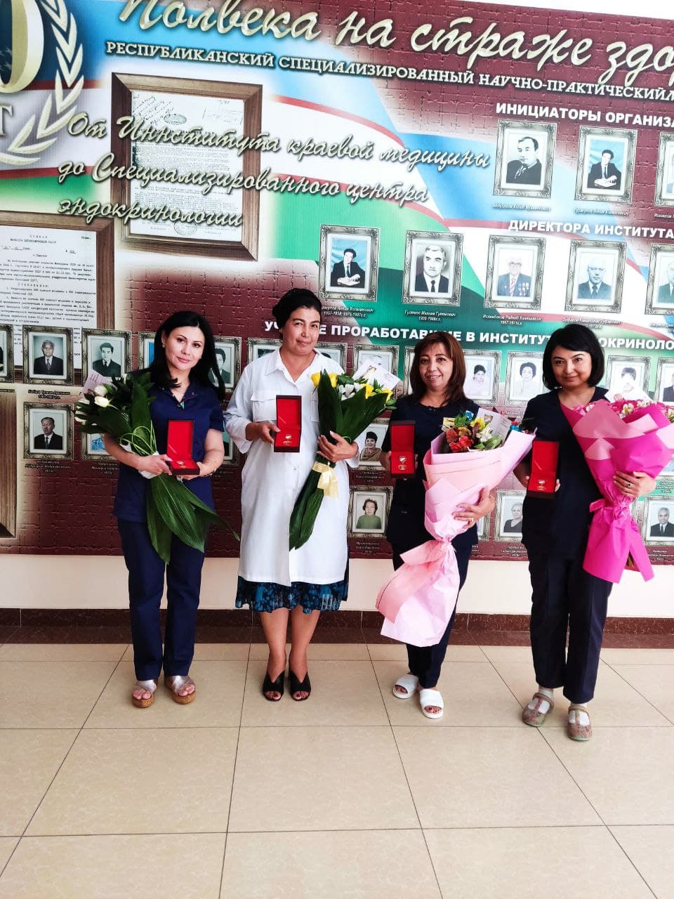 Сотрудники центра эндокринологии были награждены нагрудными знаками в честь 30-летия независимости республики узбекистан