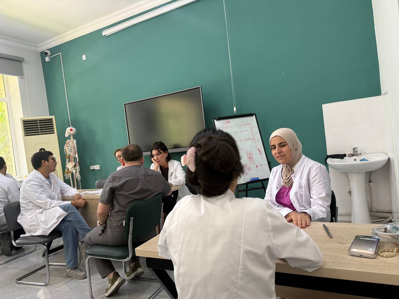 Ikkinchi kurs klinik ordinatorlarining amaliy bilimlari va kasbiy malakalarini oshirish maqsadida, aholiga endokrinologik yordamni tashkil etish va ko'rsatishda ularning tayyorgarlik darajasini baholash uchun yakuniy imtihon o'tkazildi.