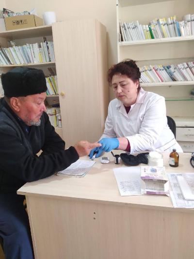 For human dignity!  On February 20, 2025 in the Multidisciplinary Central Polyclinic of Pakhtakor district of Jizzak region, endocrinologist of Jizzak branch of RSNPMCE M. Davronova conducted an in-depth medical examination of the population.