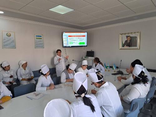 Buxoro viloyat endokrinologiya dispanseri xodimi Murodova Sh.T Kogon shaxar KTMPda birlamchi tibbiy bo’g’in patronaj hamshiralariga seminar olib borildi. 