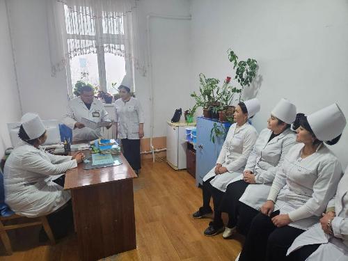 Kugay xududiy poliklinikasi oila shifokorlariga tuman endokrinologi N.Mamajonov tomonidan endokrinologik kasalliklarni 6 ta noozologiya buyicha kullanma kitob buyicha va DMED tizimi buyicha ishlash jarayonlari urganildi, tushuntirish olib borildi